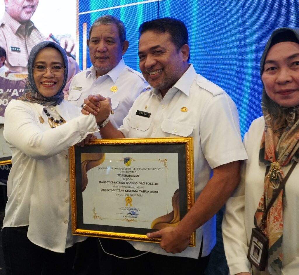 Badan Kesbangpol Menerima Penghargaan SAKIP Award Sebagai Salah Satu